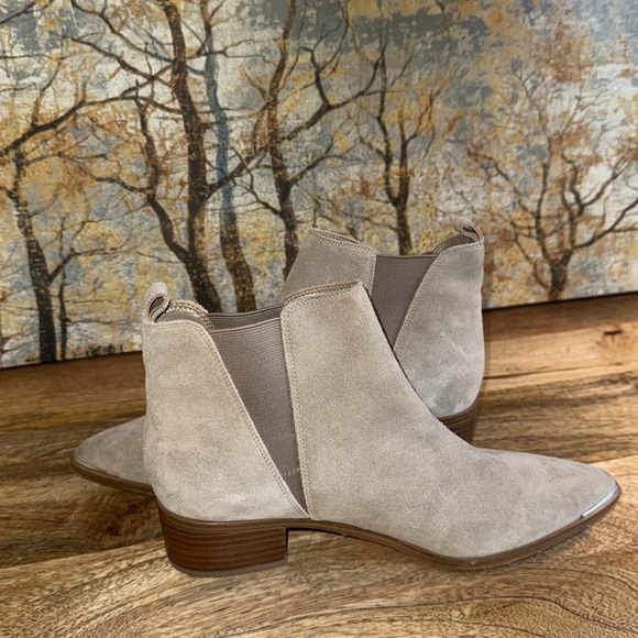Marc Fisher Yale Chelsea gray suede boots size 8.5 Preowned excellent condition - Picture 3 of 9